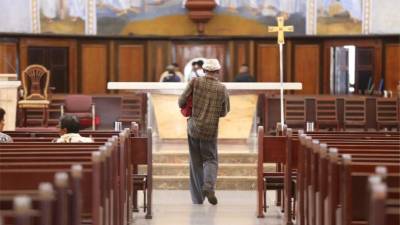 Muchos son los creyentes que llegan a la iglesia católica para ser parte de la aucaristía en el Día de San Pedro Apóstol. Foto: Moisés Valenzuela.