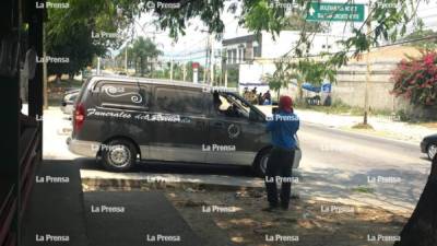 El carro de la funeraria sale con el cadáver de Mahecha.