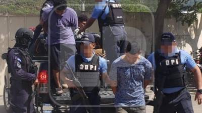 Los detenidos mientras eran trasladados a los juzgados de San Pedro Sula.