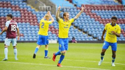 Álex Fernández anota y el Choco Lozano lo acompaña en la celebración. Foto cortesía Cádiz.