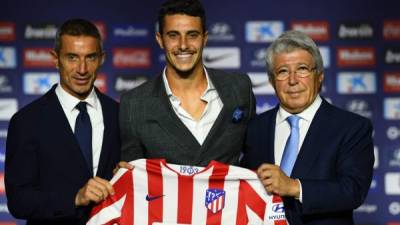 Mario Hermoso (centro) posa con Enrique Cerezo (derecha), presidente del club y Andrea Berta, director deportivo.