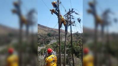 Labores de mantenimiento de la Empresa Energía Honduras (EEH) en postes de alumbrado eléctrico.