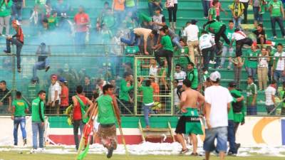 La barra del Marathón se metió al estadio tras el pitado final de Melvin Matamoros.