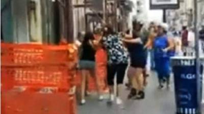Las mujeres se disputaron el amor de un hombre en plena calle, una de elllas terminó con el dedo cercenado.