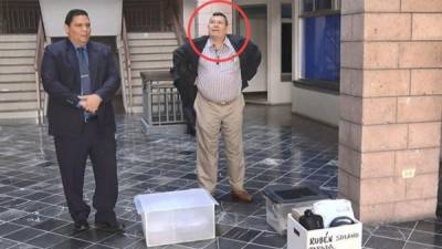 El acusado junto con su abogado presentó documentos en el Juzgado de Letras en Tegucigalpa.