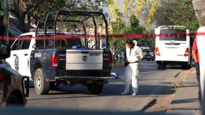 Peritos forenses trabajan en el sitio donde cuatro mujeres fueron asesinadas y dos más resultaron heridas. Foto: EFE.