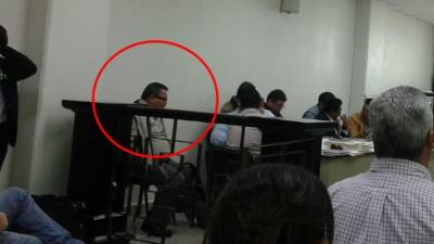 Óscar Kilgore, sentado al lado izquierdo de la fotografía.