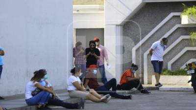 Pobladores de San Pedro Sula, los demás municipios de Cortés, del departamento de Colón y de la ciudad de El Progreso, salieron a las calles este lunes aprovechando que su terminación de identidad es 2.