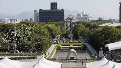 Palomas vuelan sobre el parque conmemorativo de la paz de Hiroshima durante la ceremonia conmemorativa. EFE