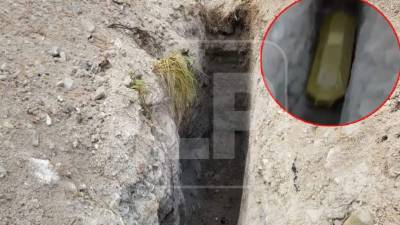 El ataúd permaneció varias horas dentro de esta fosa para víctimas de COVID-19.