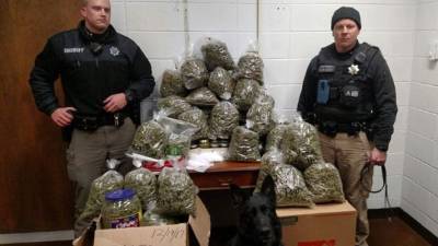 Los policías mostraron la droga.