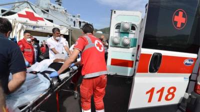 Un inmigrante recibe asistencia médica después de desembarcar en el puerto de Salerno, Italia. EFE/Archivo