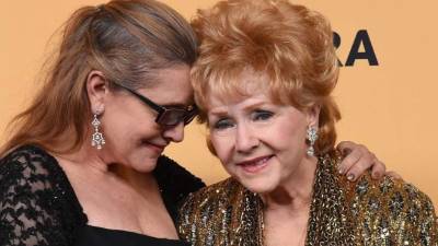 Debbie Reynolds junto a su hija, Carrie Fisher, en enero de 2015.