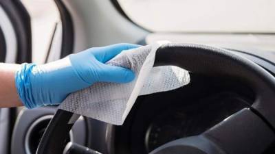 Limpia tu carro con una franela o toalla de limpieza impregnado con alcohol o con algún desinfectante de amplio espectro.