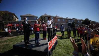 El líder del Partido Liberal, Justin Trudeau, habla con sus partidarios durante una parada de campaña.