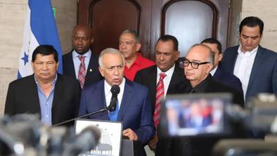 El presidente del Congreso Nacional, Mauricio Oliva Herrera, durante la comparecencia de prensa.