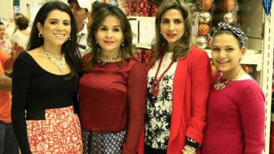 Anfitrionas. Elenita y Elena Faraj con Leyla y Leylita Faraj.