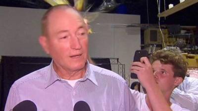 El adolescente australiano lanzó el huevo frente a los medios de comunicación.