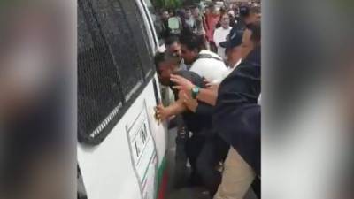 El momento de la captura del activista Irineo Mujica. Foto: Captura video