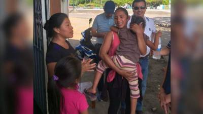 Saury Ballesio Ortega lloró de emoción al poder cargar en sus brazos a su hija.