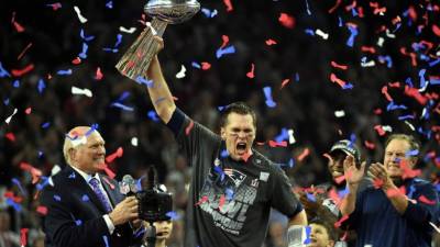 Tom Brady celebrando con el trofeo de campeones de la NFL. Foto AFP