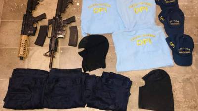 Las armas y la ropa que las autoridades ubicaron en el carro propiedad de Gerson Javier Coto Arce.