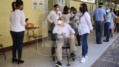 Un grupo de ciudadanos llegando a las instalaciones de la Unah en la capital para ejercer su voto.