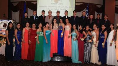 Los 27 estudiantes posaron para la foto oficial que adornará la galería de la institución.