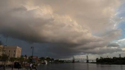 El meteoro se encontraba a 325 km al este sureste de Wilmington y se desplazaba a 28 km/h hacia el continente.