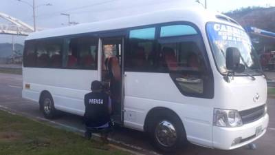 El bus que fue tiroteado en El Carrizal.