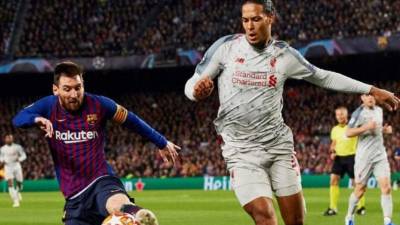 Virgil van Dijk fue el encargado de cubrir a Messi en el Campo Nou, pero el argentino hizo lo que quiso con la zaga del Liverpool.