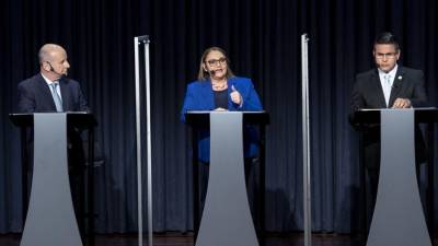 Los candidatos presidenciales de Costa Rica (de izquierda a derecha) José María Figueres del partido Liberación Nacional, Lineth Saborío del partido Unidad Social Cristiana y Fabricio Alvarado del partido Nueva República, participan en un debate en San José.