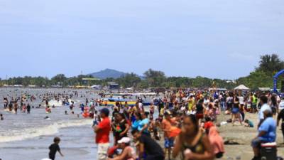 Los veraneantes disfrutaron de las playas de Tela esta Semana Santa.