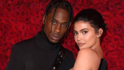 Kylie Jenner (D) y Travis Scott.