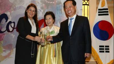 María Dolores Agüero con Han Sun Yoo y Rai-hyug Kim presidieron el esperado brindis de independencia coreana.