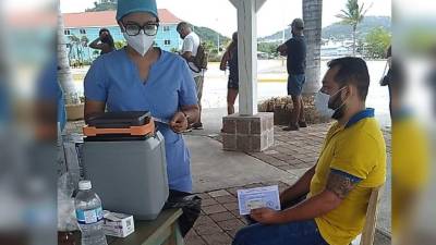 Taxistas en Roatán reciben la vacuna contra el covid-19.
