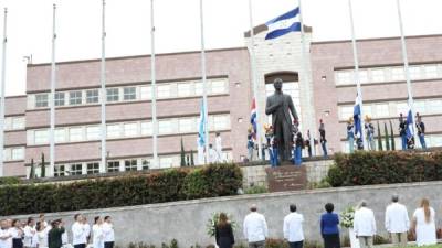 El Pabellón Nacional ya flamea en las plazas de las banderas en el bulevar Suyapa de Tegucigalpa.