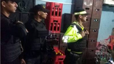 Los policías municipales con el producto decomisado.