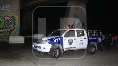 Escena. Una persona quedó muerta debajo del puente.