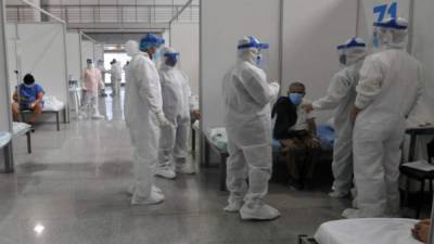 Los pacientes infectados con el nuevo coronavirus y los trabajadores de la salud son atendidos en un hospital de campaña instalado en el Centro de Convenciones de Guayaquil, Ecuador. Foto AFP