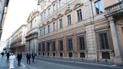El papa luego 'caminó a pie como en peregrinación una porción de la Via del Corso', una de las principales arterias de Roma, completamente vacía, para ir a pie en la iglesia de San Marcello al Corso, acompañado solamente de elementos de seguridad. AFP