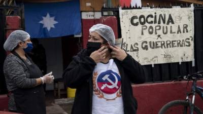 Ruth Lagos lidera el comedor social 'Las Guerreras', que prepara almuerzos para familias con pocos recursos que se han visto afectados por la pandemia. Foto AFP