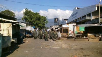 Militares movilizándose alrededor del mercado El Dandy, en San Pedro Sula.
