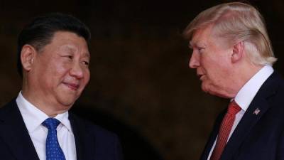 El líder chino Xi Jinpin saluda a Donald Trump.