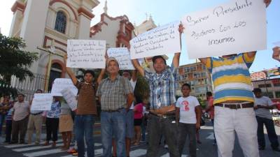 Pacientes renales protestaron el lunes para exigir se pague la deuda a la empresa para poder seguir con su tratamiento.