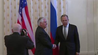 El secretario de Estado estadounidense, Rex Tillerson y el jefe de la diplomacia rusa Serguei Lavrov.