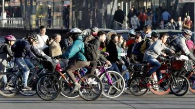 Ciudadanos se movilizan en bicicleta durante el 'Día sin Carro' este jueves en Bogotá, Colombia.