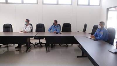 En una reunión sostenida entre la Policía Nacional y la Secretaría de Salud, se afinaron parámetros a seguir en atención a los agentes ante el coronavirus.
