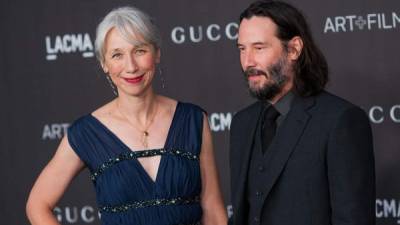 Alexandra Grant y Keanu Reeves debutaron su romance en una alfombra roja el pasado noviembre.