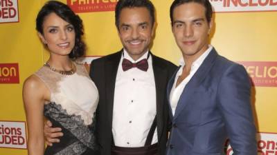 Vadhir Derbez (d) junto a su padre, Eugenio Derbez (c) y su hermana Aislinn Derbez.